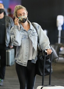 kristin-cavallari-in-travel-outfit-lax-in-la-03-31-2021-9.jpg