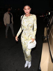 kylie-jenner-out-for-dinner-at-nobu-in-west-hollywood-04-22-2021-5.jpg
