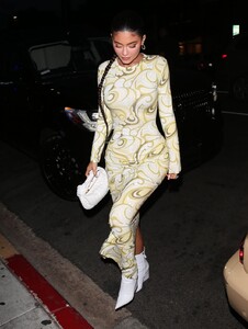 kylie-jenner-out-for-dinner-at-nobu-in-west-hollywood-04-22-2021-6.jpg