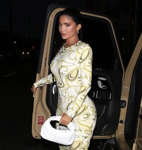 kylie-jenner-out-for-dinner-at-nobu-in-west-hollywood-04-22-2021-7.jpg