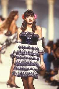 lagerfeld-ss-1988-3.thumb.jpg.65f3739cb09389d2fd3439bec64daf94.jpg