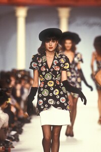 lagerfeld-ss-1988-5.thumb.jpg.339f3fc11167e0ebfc1431d68483a007.jpg