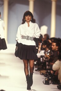 lagerfeld-ss-1988-6.thumb.jpg.70620aadeafb04897a584a2572e96a90.jpg