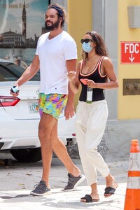 lais-ribeiro-and-joakim-noah-out-in-miami-04-19-2021-3.jpg