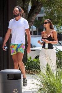 lais-ribeiro-and-joakim-noah-out-in-miami-04-19-2021-5.jpg