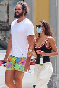 lais-ribeiro-and-joakim-noah-out-in-miami-04-19-2021-6.jpg