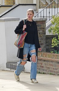 lara-stone-out-and-about-in-london-04-04-2021-0.jpg