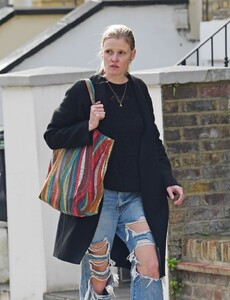 lara-stone-out-and-about-in-london-04-04-2021-1.jpg