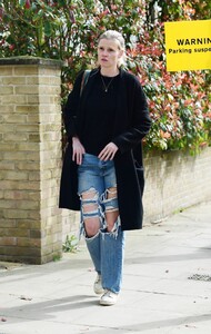 lara-stone-out-and-about-in-london-04-04-2021-2.jpg