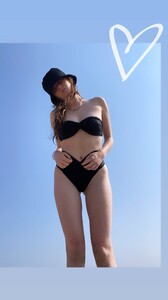 larsen-thompson-in-a-bikini-003.jpg