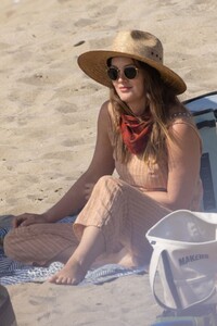 leighton-meester-at-a-beach-in-malibu-04-17-2021-2.jpg