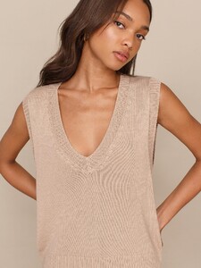 maison-relaxed-sweater-vest-sand-1.jpeg