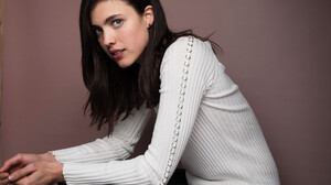 margaret-kuelli-margaret-qualley-aktrisa-briunetka-fotosessi.jpg