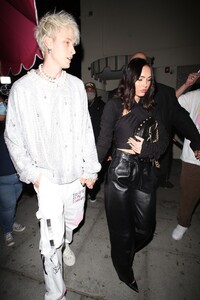megan-fox-and-machine-gun-kelly-out-for-dinner-in-la-04-20-2021-5.jpg