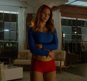 melissa_benoist_supergirl_costume_change5.jpg