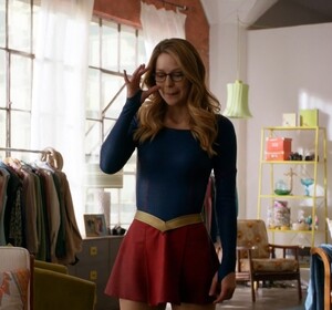 melissa_benoist_supergirl_costume_change8.jpg