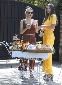 miranda-kerr-surprises-kate-hudson-and-sara-foster-in-los-angeles-04-14-2021-9.jpg
