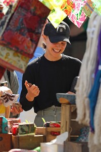 natalie-portman-out-shopping-in-bondi-04-24-2021-0.jpg