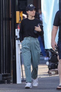 natalie-portman-out-shopping-in-bondi-04-24-2021-2.jpg