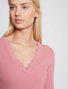 pull-manches-courtes-avec-bord-festonne-rose-femme-d1-32536300856970503.jpg