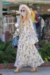 rachel-zoe-shopping-at-the-malibu-country-mart-04-10-2021-0.jpg