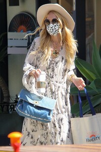 rachel-zoe-shopping-at-the-malibu-country-mart-04-10-2021-1.jpg