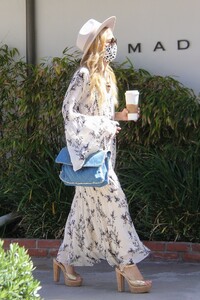 rachel-zoe-shopping-at-the-malibu-country-mart-04-10-2021-2.jpg