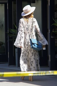 rachel-zoe-shopping-at-the-malibu-country-mart-04-10-2021-3.jpg