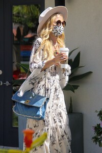 rachel-zoe-shopping-at-the-malibu-country-mart-04-10-2021-4.jpg