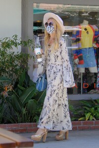 rachel-zoe-shopping-at-the-malibu-country-mart-04-10-2021-5.jpg