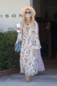 rachel-zoe-shopping-at-the-malibu-country-mart-04-10-2021-6.jpg