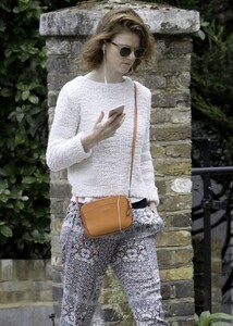 rose-leslie-listening-to-her-iphone-while-taking-a-walk-in-london-uk-_3.jpg