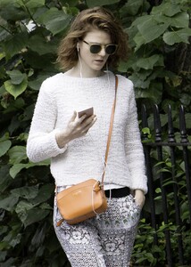 rose-leslie-listening-to-her-iphone-while-taking-a-walk-in-london-uk-_4.jpg