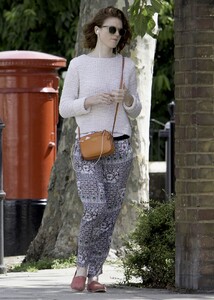 rose-leslie-listening-to-her-iphone-while-taking-a-walk-in-london-uk-_7.jpg