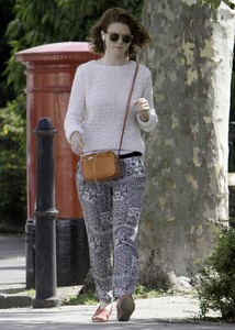 rose-leslie-listening-to-her-iphone-while-taking-a-walk-in-london-uk-_8.jpg