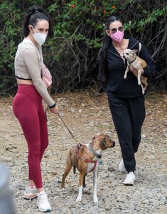 rumer-willis-and-demi-moore-out-for-a-hike-in-la-03-09-2021-2.jpg
