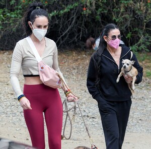 rumer-willis-and-demi-moore-out-for-a-hike-in-la-03-09-2021-4.jpg