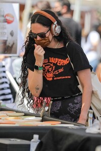 rumer-willis-shopping-at-farmers-market-in-west-hollywood-04-18-2021-3.jpg