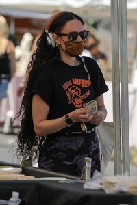 rumer-willis-shopping-at-farmers-market-in-west-hollywood-04-18-2021-5.jpg