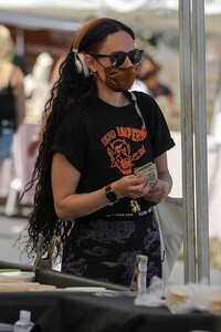 rumer-willis-shopping-at-farmers-market-in-west-hollywood-04-18-2021-5.jpg