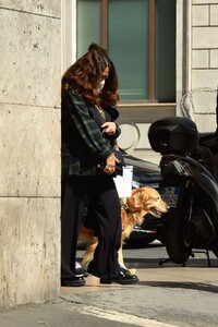 salma-hayek-arrives-on-the-set-of-the-house-of-gucci-in-rome-04-02-2021-1.jpg