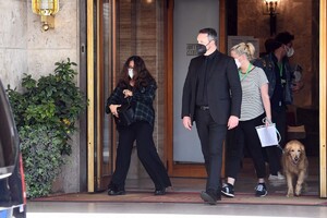 salma-hayek-arrives-on-the-set-of-the-house-of-gucci-in-rome-04-02-2021-3.jpg