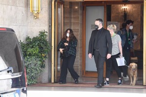 salma-hayek-arrives-on-the-set-of-the-house-of-gucci-in-rome-04-02-2021-4.jpg