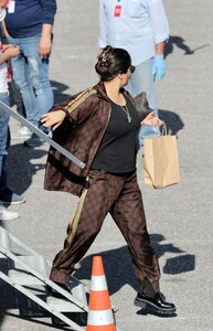 salma-hayek-on-the-set-of-house-of-gucci-in-rome-04-01-2021-1.jpg