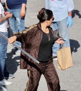 salma-hayek-on-the-set-of-house-of-gucci-in-rome-04-01-2021-9.jpg