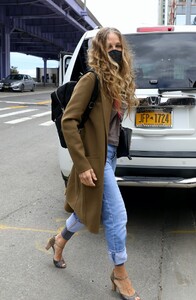 sarah-jessica-parker-at-her-shoe-store-in-new-york-04-17-2021-2.jpg
