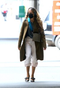 sarah-jessica-parker-at-her-sjp-by-sarah-jessica-parker-store-in-new-york-04-18-2021-2.jpg