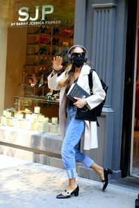 sarah-jessica-parker-out-in-new-york-04-20-2021-4.jpg