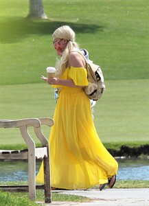 tori-spelling-vacations-in-palm-springs-04-10-2021-0.jpg