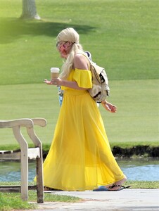 tori-spelling-vacations-in-palm-springs-04-10-2021-1.jpg